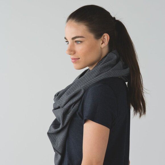 Lululemon Heathered Herringbone Heathered Slate Black Vinyasa Scarf - Picture 4 of 6